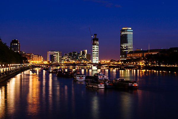 포토 JPG 해외이미지 유럽 여행 비즈니스 건축양식 하늘 영국 잉글랜드 풍경 사람없음 야외 건물 물 여름 금융 파란색 강 도시풍경 사무실 여행객 항구 고층빌딩 도시 보트 야간 런던 지역 포트 타운 스카이라인 빛망울 왕국 템스강 해외202004 해외포토 자연요소 건축물 계절 건축 나라 컬러 배_교통 교통시설 사람 빌딩 경제 빛 파일형식 이미지허브