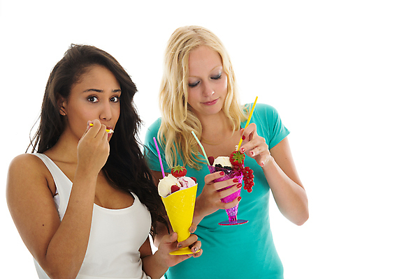 포토 JPG 해외이미지 스튜디오촬영 백인 손 분홍색 과일 유리 딸기 아이스크림 디저트 소녀 두명 친구 컬러풀 금발 숟가락 냉동 검은색 잡기 닫기 달콤 맛 먹기 상쾌 쿠바 건포도 젤라또 해외202004 해외포토 서양인 헤어스타일 여자 감정 어린이 음식 컬러 컨셉 관계 모션 재질 포도 수저 실내 사람 신체부위 중앙아메리카 건과일 파일형식 이미지허브