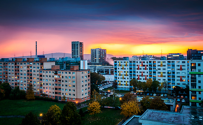 포토 JPG 해외이미지 나무 구름 건축양식 창문 자동차 하늘 아침 지붕 거리 주택 굴뚝 협상 사람없음 야외 건물 빛 컬러풀 일출 일몰 블록 활발 젖음 성장 가을 도시 판넬 재산 플랫 저녁 주차 폭풍 타운 이웃 개발 교외 브라티슬라바 슬로바키아 인구 주거지 콘크리트 해외202004 해외포토 주간 자연요소 식물 건축물 계절 건축 유럽 육상교통 컬러 컨셉 비즈니스 날씨 금융 노을 야간 파일형식 이미지허브