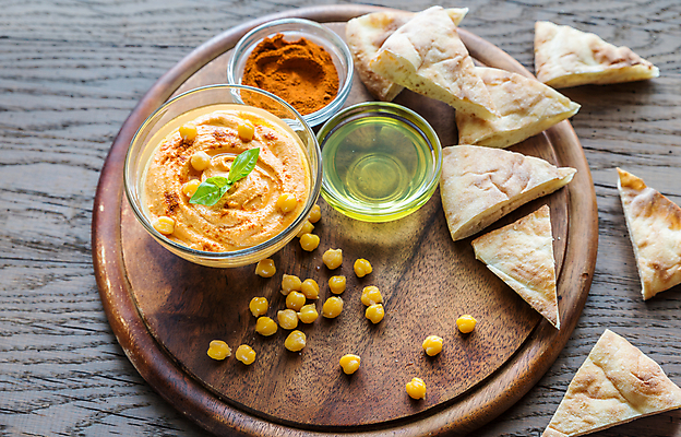 포토 JPG 해외이미지 그릇 실내 사람없음 향신료 나무쟁반 병아리콩 중동음식 피타 나무배경 해외202004 훔무스 해외포토 식기 음식 빵 백그라운드 콩 쟁반 내부 목재 향미료 파일형식 이미지허브