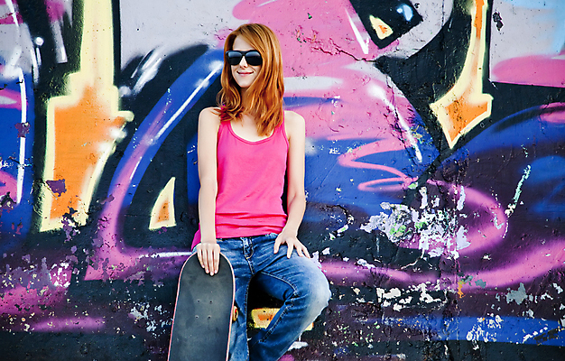 포토 JPG 해외이미지 백인 라이프스타일 여자 행복 백그라운드 거리 한명 사람 성인 10대 빛 선글라스 유행 기쁨 흰색 도시 스케이트보드 그래피티 시원함 빨간머리 내추럴 스타일 해외202004 해외포토 서양인 1 헤어스타일 감정 안경 컬러 청소년 생활 보드_스포츠 낙서 그림 파일형식 이미지허브