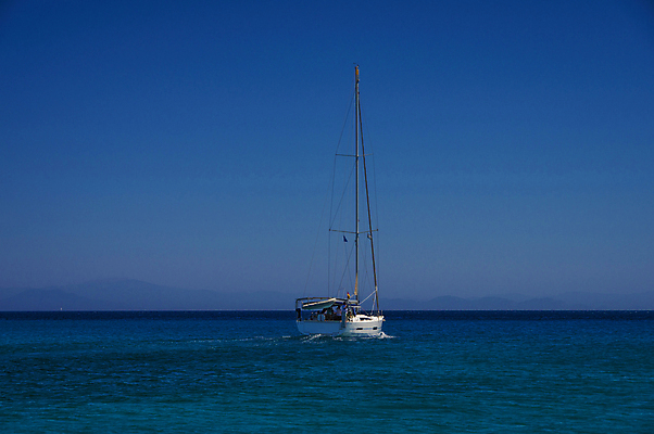 포토 JPG 해외이미지 파도 바다 여행 요트 교통시설 자연 하늘 항해 사람없음 야외 물 파란색 태양 반사 여행객 흰색 보트 고급 크루즈 갑판 지중해 함선 해외202004 해외포토 자연요소 컬러 교통 컨셉 배_교통 사람 시설 생태계 파일형식 이미지허브