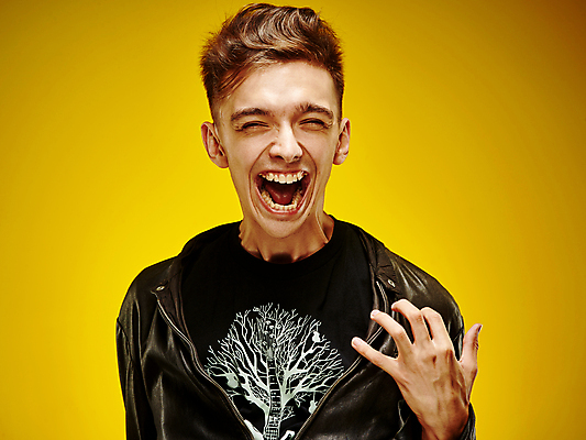 포토 JPG 해외이미지 백인 라이프스타일 남자 행복 감정 얼굴 미소 웃음 사람 성인 두명 10대 가로 머리 표현 긍정 해외202004 해외포토 서양인 컨셉 청소년 표정 생활 신체부위 파일형식 이미지허브