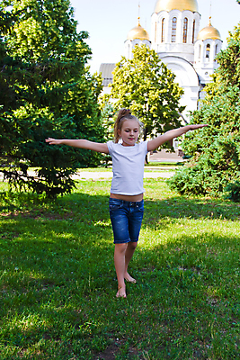 포토 JPG 해외이미지 백인 여학생 유럽 어린이 한명 파란색 금발 점프 흰색 춤 9 8 6 7 해외202004 해외포토 서양인 1 학생 헤어스타일 여자 나라 컬러 모션 문화예술 사람 숫자 파일형식 이미지허브