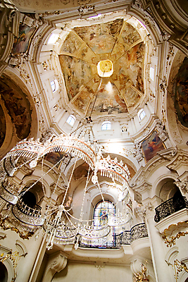 포토 JPG 해외이미지 유럽 벽 조각 건축양식 지붕 실내 미술 사람없음 내부 건물 빛 성당 교회 여행객 믿음 페인트 골동품 흰색 기둥 황금 성자 묘사 천장 그림 신성 지역 체코 프라하 타운 동쪽 르네상스 보헤미아 숭배 옛날 스타일 해외202004 해외포토 건축물 건축 감정 나라 종교 컬러 종교건축 문화예술 사람 도시 방향 파일형식 이미지허브