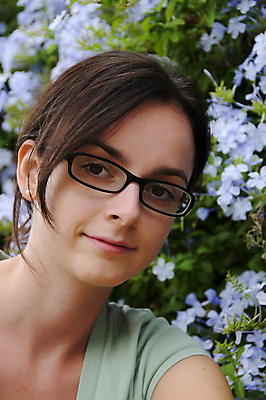 포토 JPG 해외이미지 백인 여자 꽃 안경 얼굴 포즈 하늘색 갈색머리 한명 사람 10대 파란색 갈색 머리 해외202004 해외포토 서양인 식물 1 헤어스타일 잡화 컬러 청소년 신체부위 파일형식 이미지허브