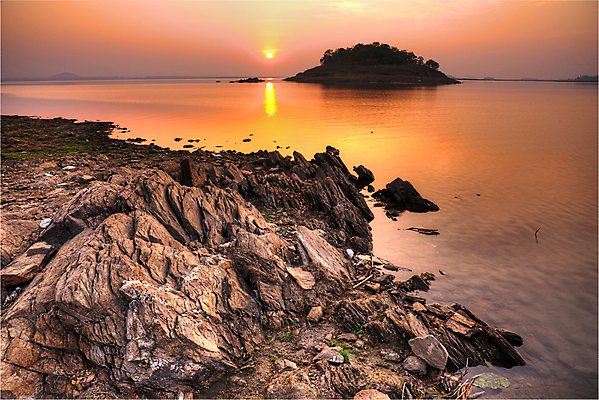 포토 JPG 해외이미지 구름 계절 호수 섬 여행 자연 하늘 아침 날씨 풍경 사람없음 야외 빨간색 물 파란색 빛 강 컬러풀 햇빛 태양 반사 노란색 마을 일출 맑음 황혼 일몰 새벽 안개 시골 황금 저녁 장면 수평선 해외202004 해외포토 주간 자연요소 컬러 노을 야간 생태계 파일형식 이미지허브
