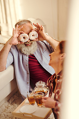 포토 JPG 해외이미지 백인 커플 행복 음료 음식 관계 수염 함께함 쟁반 실내 사랑 사람 두명 컵 세로 달콤 찻주전자 빨간머리 정확 해외202004 해외포토 서양인 헤어스타일 식기 감정 컨셉 주전자 내부 맛 파일형식 이미지허브