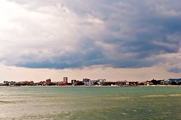 포토 JPG 해외이미지 나무 구름 계절 유럽 모래 파도 바다 여행 우산 자연 하늘 호텔 날씨 휴가 휴식 파노라마 그림자 풍경 사람없음 야외 물 여름 맑음 황금 그늘 휴양지 머리위 장면 밀짚 불가리아 이국적 파라다이스 해외202004 해외포토 자연요소 식물 나라 컨셉 숙소 촬영기법 장소 짚 생태계 파일형식 남유럽 이미지허브