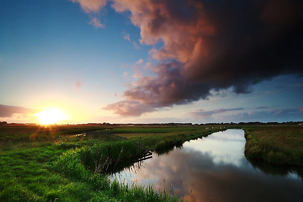 포토 JPG 해외이미지 구름 별 오렌지 자연 하늘 표면 풍경 사람없음 야외 초록색 물 파란색 강 햇빛 태양 농경지 반사 노란색 일출 침묵 일몰 시골 양 황금 네덜란드 운하 목가 해외202004 해외포토 자연요소 유럽 컬러 과일 포유류 농장 노을 소리 생태계 파일형식 이미지허브