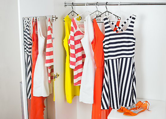 포토 JPG 해외이미지 라이프스타일 디자인 드레스 옷 여자 조각 신발 오렌지 주택 실내 매달리기 종류 사람없음 내부 여름 컬러풀 노란색 유행 봄 줄무늬 방 핸드백 흰색 직물 면 오픈 장롱 선택 옷걸이 수집 신발장 스타일 많음 시리즈 해외202004 해외포토 계절 컬러 가구 컨셉 무늬 가방 과일 모션 사람 건물 생활 파일형식 이미지허브