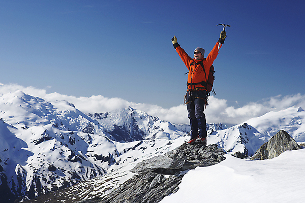 포토 JPG 해외이미지 주간 전신 구름 남자 겨울 산 한명 서기 들기 사람 20대 성인 야외 앞모습 등산 트래킹 만세 하이킹 정상 등산용품 뉴질랜드 산정상 하이커 성인남자한명만 설산 해외202004 해외포토 자연요소 1 계절 뷰포인트 여행 모션 레저 청년 오세아니아 레포츠용품 남자한명만 성인남자만 파일형식 이미지허브