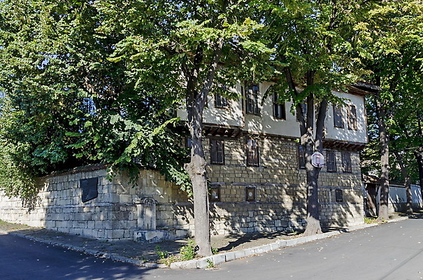 포토 JPG 해외이미지 나무 건축양식 창문 하늘 거리 주택 사람없음 목재 파란색 작음 타일 정사각형 타운 불가리아 석고 옛날 회복 해외202004 해외포토 도형 식물 건축 컬러 컨셉 재료 건물 도시 크기 파일형식 남유럽 이미지허브