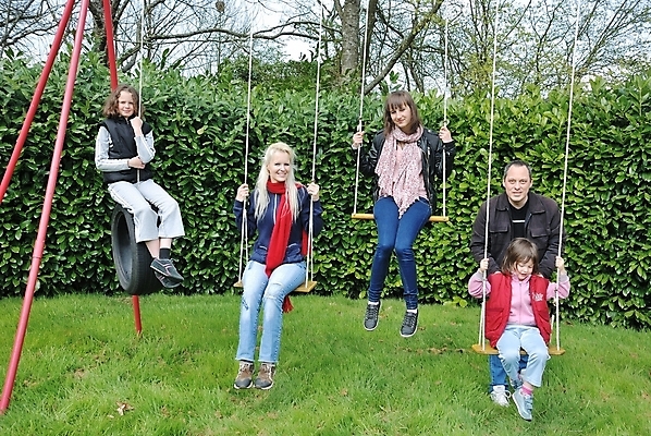 포토 JPG 해외이미지 라이프스타일 여자 딸 행복 얼굴 어린이 가족 관계 포옹 엄마 남편 주택 함께함 사람 여러명 성인 부모 정원 게임 표현 아내 아빠 그네 긍정 언니 해외202004 해외포토 감정 다수 컨셉 안기 놀이 건물 생활 신체부위 자매 파일형식 이미지허브