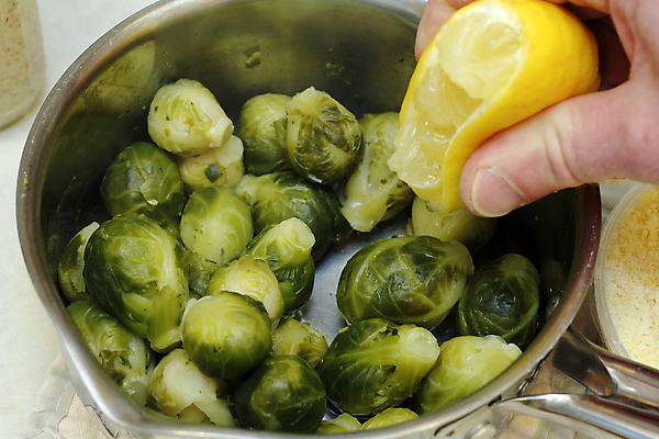 포토 JPG 해외이미지 백인 접시 손 남자 음식 다이어트 채소 과일 반찬 치즈 귤 요리 사람 사람없음 초록색 노란색 식사 흰색 신선 양념 맛 은색 머스터드 레몬 준비 날것 향료 레시피 성분 삶기 채식주의자 많음 해외202004 해외포토 서양인 식기 컬러 컨셉 유제품 건강 신체부위 소스_음식 채식 향기 냄새 파일형식 이미지허브