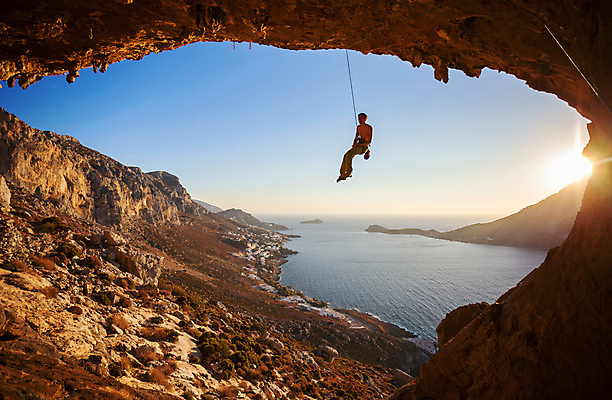 포토 JPG 해외이미지 남자 스포츠 바다 섬 자연 하늘 산 안내 매달리기 한명 안전 사람 풍경 성인 야외 물 여름 황혼 일몰 저녁 그리스 오르기 해외202004 해외포토 자연요소 1 계절 유럽 모션 노을 야간 생태계 파일형식 이미지허브
