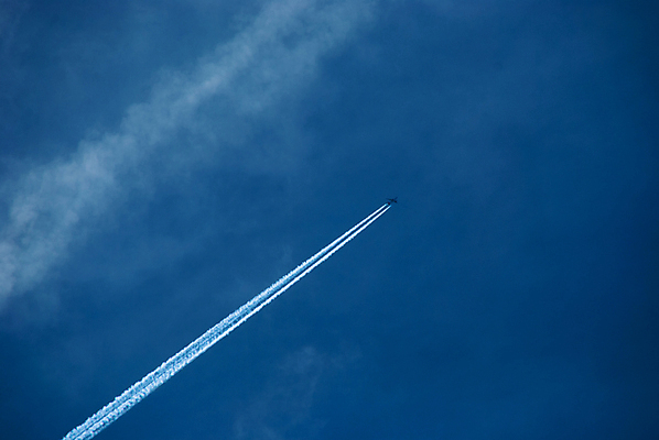 포토 JPG 해외이미지 주간 구름 백그라운드 하늘 비행기 사람없음 야외 파란색 맑음 제트기 비행운 해외202004 해외포토 자연요소 컬러 항공교통 날씨 대중교통 파일형식 구름_자연 이미지허브