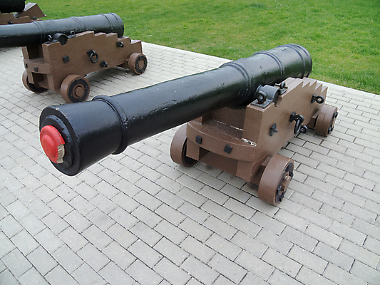 포토 JPG 해외이미지 외관 공원 문화 무기 선 백그라운드 컨셉 사람없음 목재 빨간색 갈색 금속 검은색 힘 장비 총 골동품 도시 바퀴 4 역사 보호 철 타일 오브젝트 복고 군용 전쟁 과거 마차 무거움 대포 구식 소셜 옛날 줄서기 해외202004 해외포토 나무 공공시설 교통수단 컬러 재료 모션 재질 군대 숫자 무게 파일형식 이미지허브