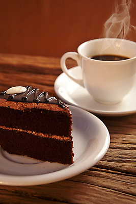 포토 JPG 해외이미지 접시 열매 커피 음료 음식 조각 탁자 아침 디저트 사람없음 목재 컵 갈색 케이크 초콜릿 어둠 카페 빵집 머그컵 흰색 대접 신선 뜨거움 액체 연기 달콤 맛 아침식사 설탕 굽기 먹기 컵받침 크림 카푸치노 에스프레소 카페인 페스츄리 해외202004 해외포토 주간 나무 식물 식기 빵 컬러 가구 컨셉 재료 모션 상점 식사 구이 받침대 파일형식 이미지허브