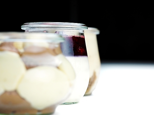 포토 JPG 해외이미지 검은배경 실내 종류 사람없음 아웃포커스 다양 세개 소프트포커스 흰배경 일렬 푸딩 해외202004 해외포토 다수 백그라운드 디저트 촬영기법 3 내부 검은색 흰색 파일형식 이미지허브