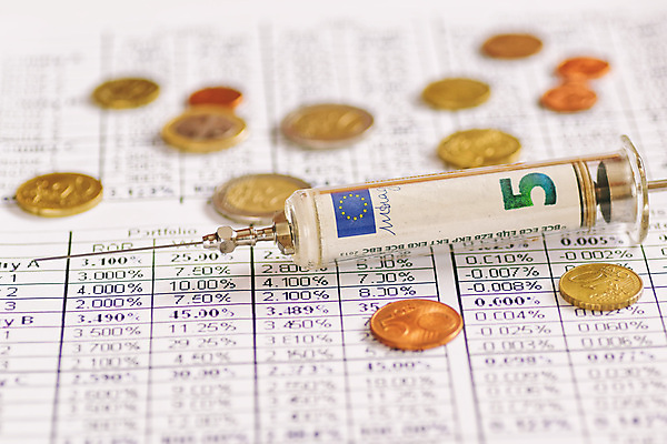 포토 JPG 해외이미지 백그라운드 돈 그래프 주사기 사람없음 금융 약 동전 유로 흰색 재산 약국 슛 주사약 고립 위기 지원 해외202004 해외포토 컬러 의학 의료기기 경제 파일형식 이미지허브