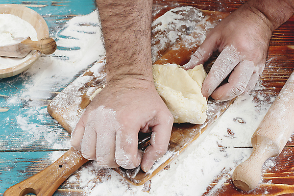 포토 JPG 해외이미지 손 신체부위 밀가루 제빵 밀가루반죽 제빵도구 나무도마 반죽밀대 제빵사 해외202004 해외포토 직업 도마 사람 목재 제과제빵 가루 반죽 밀대 파일형식 이미지허브