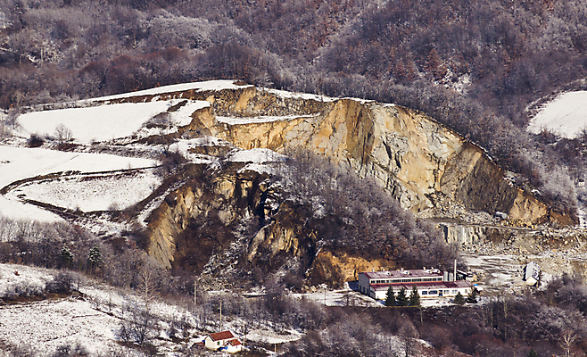 포토 JPG 해외이미지 산업 겨울 비즈니스 자연 풍경 사람없음 야외 조약돌 바위 구멍 폭발 발굴 날것 먼지 점토 깊이 지질학 채석 해외202004 해외포토 계절 교육 돌_바위 생태계 파일형식 이미지허브