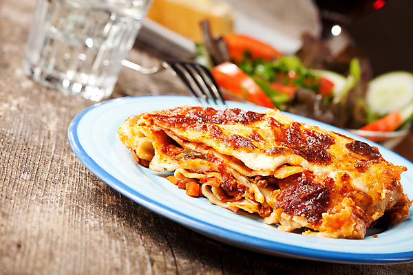 포토 JPG 해외이미지 접시 음식 빵 부분 유리 치즈 서브 파스타 육류 요리 사람없음 목재 빨간색 파란색 식당 와인 식사 이탈리아 샐러드 흰색 시골 신선 사발 황금 바게트 큼 굽기 먹기 국수 서빙 모짜렐라치즈 섞기 캐서롤 해외202004 해외포토 나무 식기 유럽 컬러 식재료 재료 모션 재질 유제품 주류 서양음식 상점 면류 용기_그릇 사기그릇 크기 구이 파일형식 이미지허브