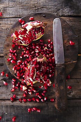 포토 JPG 해외이미지 열매 사람없음 칼 석류 석류알 나무배경 해외202004 해외포토 식물 백그라운드 과일 파일형식 이미지허브