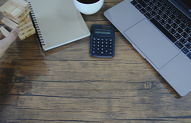 포토 JPG 해외이미지 손 분홍색 컨셉 돈 비즈니스 탁자 성공 설계 주택 안전 사람 사람없음 목재 금융 경제 동전 저축 돼지저금통 계산기 절약 계산 재산 주식 은퇴 투자 회계 빚 경영 계좌 세금 수입 예산 해외202004 해외포토 나무 컬러 가구 재료 문구용품 건물 신체부위 장비 저금통 파일형식 이미지허브