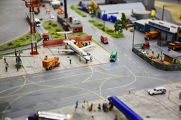 포토 JPG 해외이미지 자동차 비행기 사람없음 장난감 미니어처 도시 공항 오브젝트 해외202004 해외포토 육상교통 항공교통 교통시설 대중교통 모형 파일형식 이미지허브