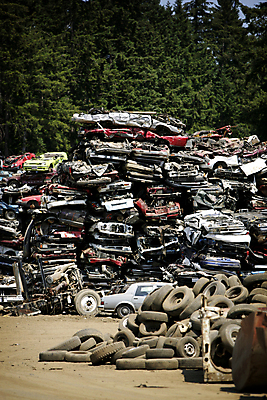 포토 JPG 해외이미지 창문 자동차 휴식 사람없음 갈색 쌓기 문 환경 금속 재활용 손상 회색 화물 흰색 죽음 바퀴 플랫 폐기물 사건 타이어 한조각 모터 낭비 찌그러짐 고물상 깨짐 마지막 범퍼 옛날 해외202004 해외포토 1 육상교통 컬러 컨셉 모션 재질 운송업 쓰레기 친환경 파일형식 이미지허브