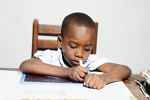 포토 JPG 해외이미지 어린이 남학생 교실 학교 한명 사람 스터디 석판 해외202004 해외포토 1 학생 교육 남자 학습 파일형식 이미지허브