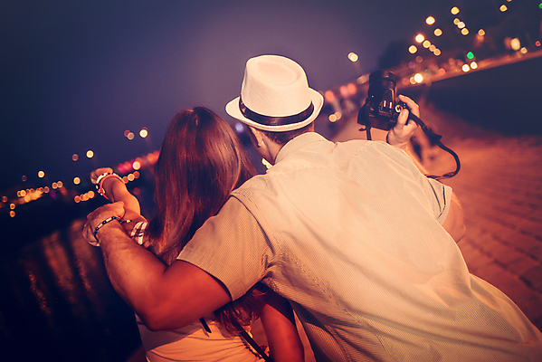 포토 JPG 해외이미지 커플 행복 휴가 함께함 사랑 소년 두명 뒷모습 가로 강 여행객 우정 신혼여행 가리킴 디지털카메라 야간 보여주기 해외202004 해외포토 자연요소 남자 감정 어린이 뷰포인트 결혼 컨셉 관계 모션 사람 손짓 친구 카메라 파일형식 이미지허브