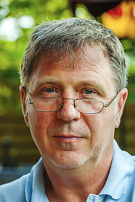 포토 JPG 해외이미지 백인 남자 행복 유럽 안경 얼굴 자연 휴식 한명 야외 햇빛 회색 피부 긍정 심각 해외202004 해외포토 서양인 1 잡화 감정 나라 컬러 컨셉 사람 신체부위 태양 생태계 파일형식 이미지허브