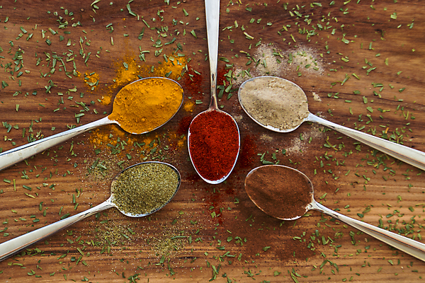 포토 JPG 해외이미지 백그라운드 재료 태국 고추 탁자 파프리카 건조 요리 씨앗 동양인 사람없음 목재 빨간색 초록색 컬러풀 갈색 노란색 금속 주방 숟가락 흰색 신선 양념 고수 맛 정상 가루 인도인 허브 아로마 향 카레 시나몬 강황 해외202004 해외포토 외국인 나무 식물 아시아 음식 컬러 가구 컨셉 채소 식재료 재질 수저 인종 향신료 파일형식 이미지허브