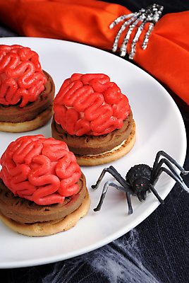 포토 JPG 해외이미지 접시 검은배경 디저트 실내 사람없음 쿠키 할로윈 뇌 거미 해외202004 해외포토 식기 음식 곤충 백그라운드 내부 검은색 파일형식 이미지허브