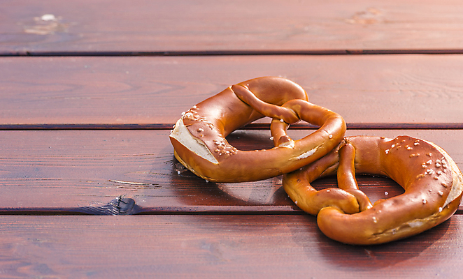 포토 JPG 해외이미지 전통 디자인 유럽 문화 음식 빵 백그라운드 컨셉 탁자 아이디어 프레임 독일 사람없음 야외 목재 햇빛 갈색 식사 빵집 시골 대접 황금 맛 아침식사 굽기 전국 절임 짠맛 페스츄리 브레첼 카피스페이스 바이에른사람 해외202004 해외포토 나무 나라 컬러 가구 재료 디저트 태양 상점 공백 구이 파일형식 이미지허브