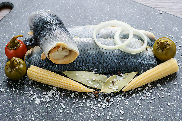 포토 JPG 해외이미지 전통 접시 음식 양파 도마 건강 어류 옥수수 요리 사람없음 검은색 신선 맛 먹기 해산물 향신료 준비 피클 롤 후추 소금물 절임 해외202004 해외포토 식기 컬러 컨셉 채소 모션 주방용품 곡류 수중동물 향미료 파일형식 이미지허브