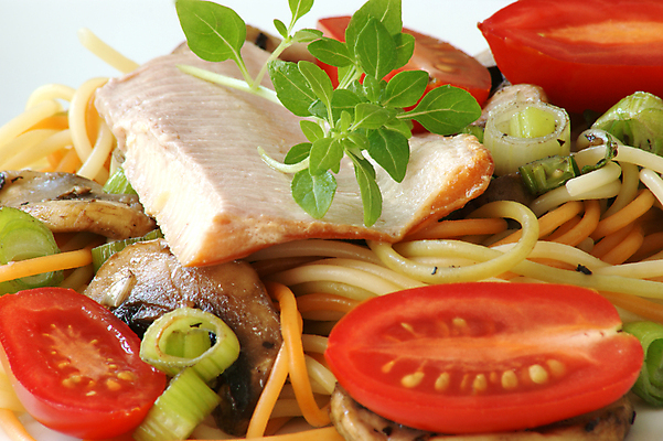 포토 JPG 해외이미지 전통 음식 다이어트 토마토 채소 파스타 건강 스파게티 어류 요리 사람없음 저녁식사 버섯 신선 맛 먹기 만족 유기농 송어 해외202004 해외포토 웰빙 감정 컨셉 모션 서양음식 식사 수중동물 파일형식 이미지허브