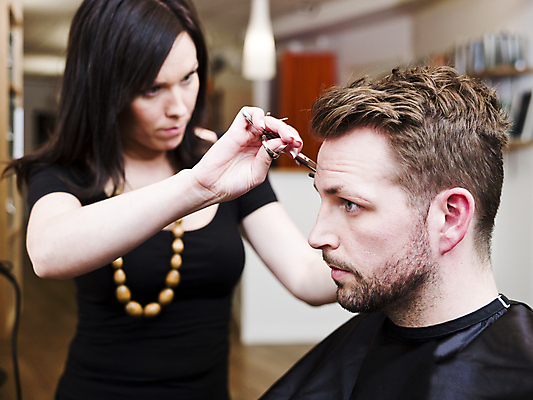 포토 JPG 해외이미지 백인 헤어스타일 손 디자인 남자 미소 앉기 두명 머리카락 거울 머리빗 작업 미용실 망토 미용사 자르기 이발사 스타일 남자한명만 그루밍족 해외202004 해외포토 서양인 직업 모션 표정 사람 신체부위 뷰티 머리 미용용품 뷰티샵 남자만 파일형식 이미지허브