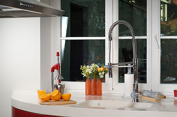 포토 JPG 해외이미지 디자인 오렌지 과일 건축양식 창문 유리 탁자 새로움 아파트 주택 요리 사람없음 내부 장식 빨간색 바구니 우주 주방 숟가락 식사 주스 방 도자기 재산 고급 수리 정상 난로 타일 수도꼭지 조리대 진짜 철강 추출 화강암 스타일 해외202004 해외포토 건축 음료 컬러 가구 컨셉 재질 수저 건물 금융 암석 난방기 파일형식 이미지허브