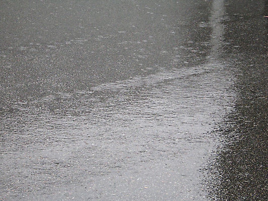 포토 JPG 해외이미지 도로 거리 사람없음 가로 물 어둠 물방울 보행로 떨어짐 폭풍 해외202004 해외포토 자연요소 길 컨셉 교통시설 날씨 파일형식 이미지허브