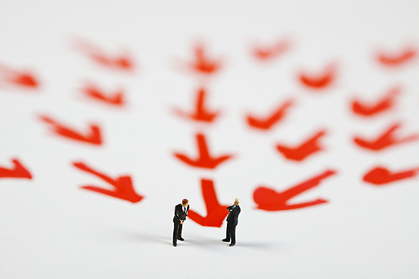 포토 JPG 해외이미지 화살표 회의 실내 사람없음 아웃포커스 금융 비즈니스맨 흰배경 금융비즈니스 인물미니어처 해외202004 해외포토 남자 백그라운드 비즈니스 촬영기법 내부 경제 미니어처 흰색 직장인 파일형식 이미지허브