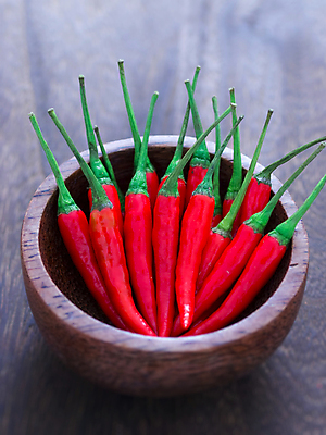 포토 JPG 해외이미지 음식 채소 재료 고추 피망 사람없음 빨간색 세로 신선 뜨거움 양념 사발 맛 향신료 유기농 매움 날것 후추 생식 채식주의자 해외202004 해외포토 웰빙 컬러 컨셉 사기그릇 채식 향미료 파일형식 이미지허브