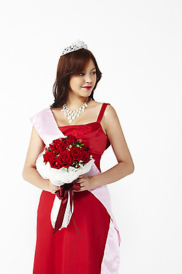포토 JPG 스튜디오촬영 외국인 식물 해외기획촬영 2012년태국 드레스 원피스 여자 꽃 꽃다발 포즈 목걸이 장신구 왕관 실내 한명 서기 미소 웃음 누끼 사람 20대 성인 뷰티 장미 수상_상을받음 우아함 상 티아라 어깨띠 미인대회 콘테스트 특별함 여자만 여자한명만 성인여자만 청년만 청년여자만 성인한명만 청년여자한명만 성인여자한명만 성인만 국내포토 1 옷 컨셉 모션 표정 인종 청년 내부 상패 대회 파일형식
