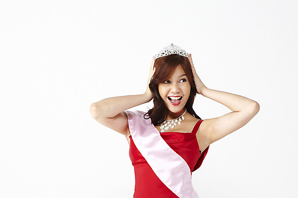 포토 JPG 스튜디오촬영 외국인 해외기획촬영 2012년태국 드레스 원피스 여자 포즈 목걸이 장신구 왕관 실내 한명 서기 미소 웃음 누끼 사람 손짓 상반신 20대 성인 앞모습 뷰티 놀람 우아함 티아라 어깨띠 미인대회 콘테스트 특별함 여자만 여자한명만 성인여자만 청년만 청년여자만 성인한명만 청년여자한명만 성인여자한명만 성인만 국내포토 1 옷 감정 뷰포인트 컨셉 모션 표정 인종 청년 내부 대회 파일형식