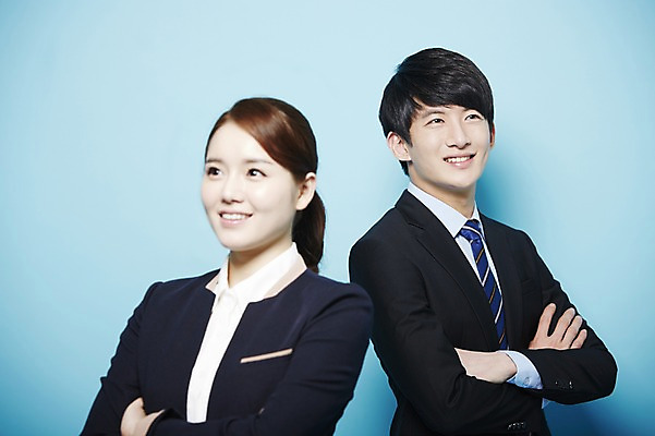 포토 JPG 스튜디오촬영 여자 남자 비즈니스 새출발 실내 서기 미소 웃음 사람 동양인 정장 상반신 20대 성인 두명 팔짱 한국인 구직 직장인 비즈니스맨 비즈니스우먼 합격 파란배경 청년만 성인만 국내포토 직업 옷 백그라운드 컨셉 모션 새로움 표정 인종 청년 내부 파란색 출발 파일형식