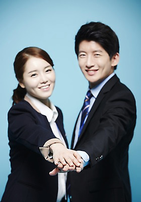 포토 JPG 스튜디오촬영 여자 남자 비즈니스 새출발 실내 서기 미소 웃음 사람 동양인 정장 손짓 상반신 20대 성인 두명 파이팅 한국인 구직 직장인 비즈니스맨 비즈니스우먼 합격 파란배경 손모으기 청년만 성인만 국내포토 직업 옷 백그라운드 컨셉 모션 새로움 표정 인종 청년 내부 파란색 출발 파일형식