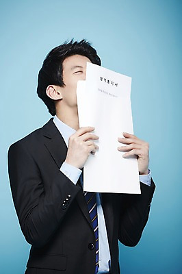 포토 JPG 스튜디오촬영 남자 비즈니스 새출발 실내 한명 서기 미소 웃음 사람 동양인 정장 상반신 20대 성인 한국인 구직 직장인 비즈니스맨 합격 파란배경 합격통지서 남자만 남자한명만 성인남자만 청년만 청년남자만 청년남자한명만 성인한명만 성인남자한명만 성인만 국내포토 직업 1 옷 백그라운드 컨셉 모션 새로움 표정 인종 청년 내부 파란색 출발 파일형식